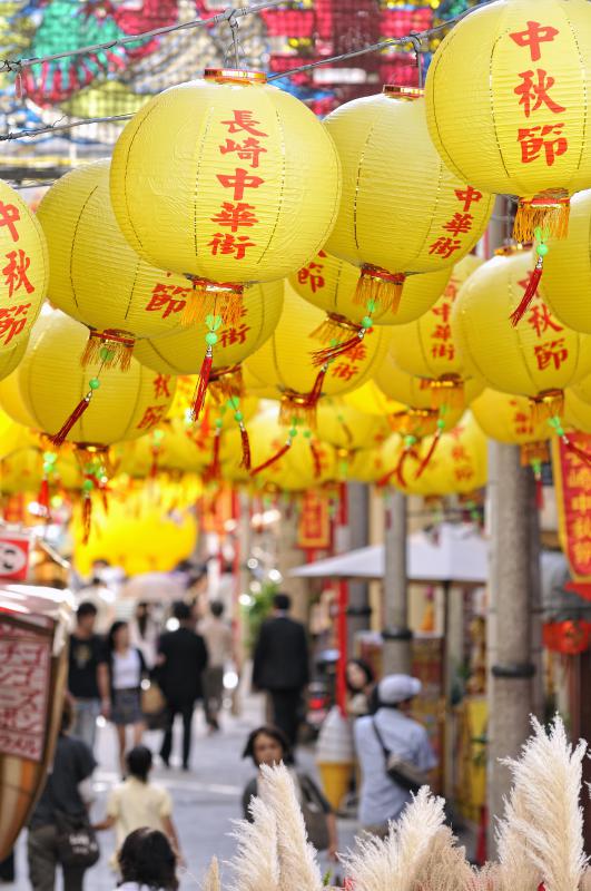 Mid-Autumn Festival, a fall harvest festival, is celebrated in a Chinatown in Japan. Cakes made with adzuki beans are often served during this festival.