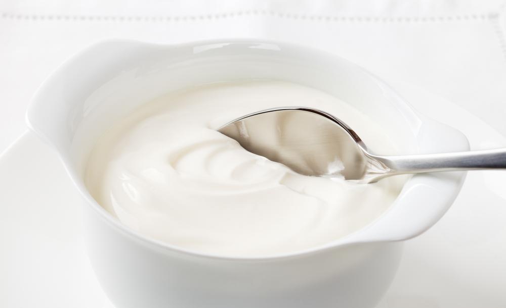 Plain yogurt can be paired with fruit for a low calorie breakfast.