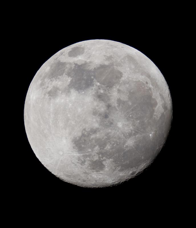 Mooncakes are made in honor of the autumn moon.