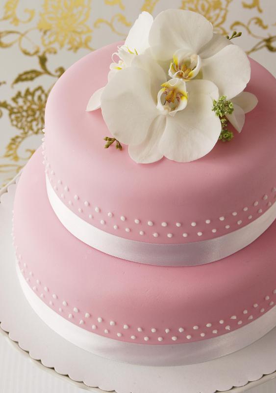 Cakes decorated in fondant can give off a neat, sleek look.