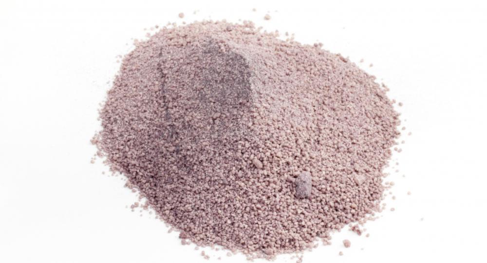 Powder for a sports drink that contains maltodextrin.