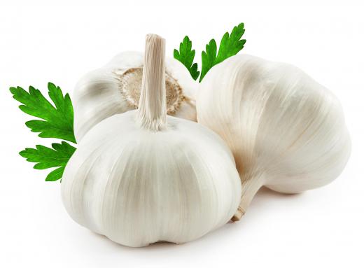 Fresh garlic can give fettuccine a great flavor.