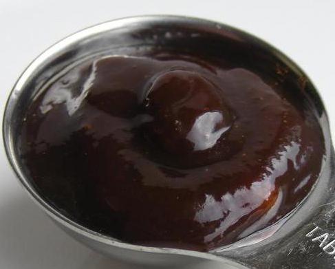 Ein Löffel Hoisin-Sauce, auch bekannt als Peking-Sauce.