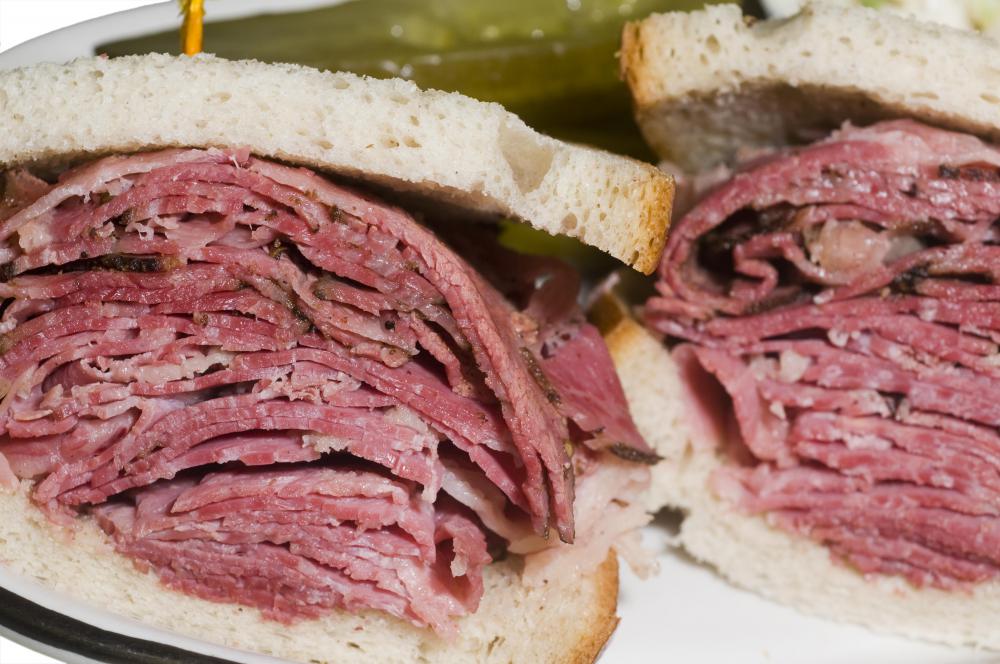 Un panino pastrami.