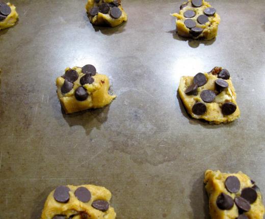 Using a flat baking pan will help encourage the even flow of heat while baking.