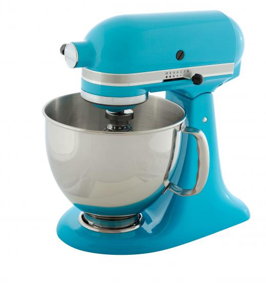 A mixer is used at high speed to make butter at home.