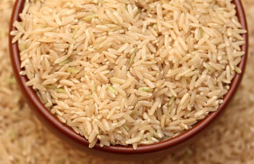 Both brown and white rice lose much of their fiber when their husks are removed, but brown rice, which is not milled and polished, still retains a small amount of fiber.