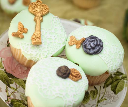 Picnic desserts may include cupcakes.