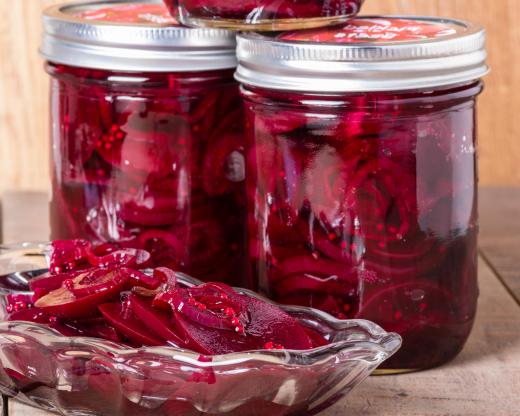 Hot vorschmack is typically served with pickled beets.