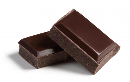 Squares of dark chocolate, which can be used in pudding.