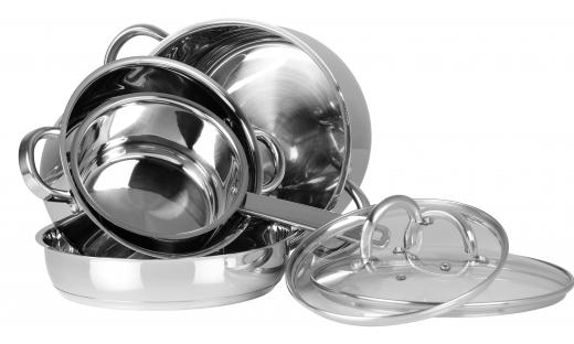 Many experts agree that using aluminum cookware may pose some health risks.