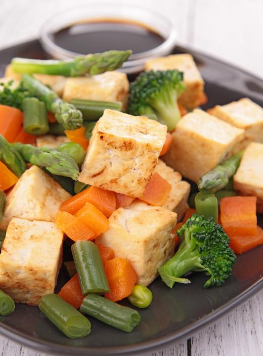 Dishes with vegan ingredients, like tofu and vegetables, are safe choices for individuals following Hindu dietary restrictions.