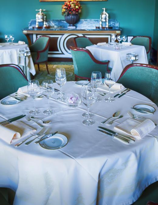 Many four- and five-star hotels have restaurants that serve formal meals.